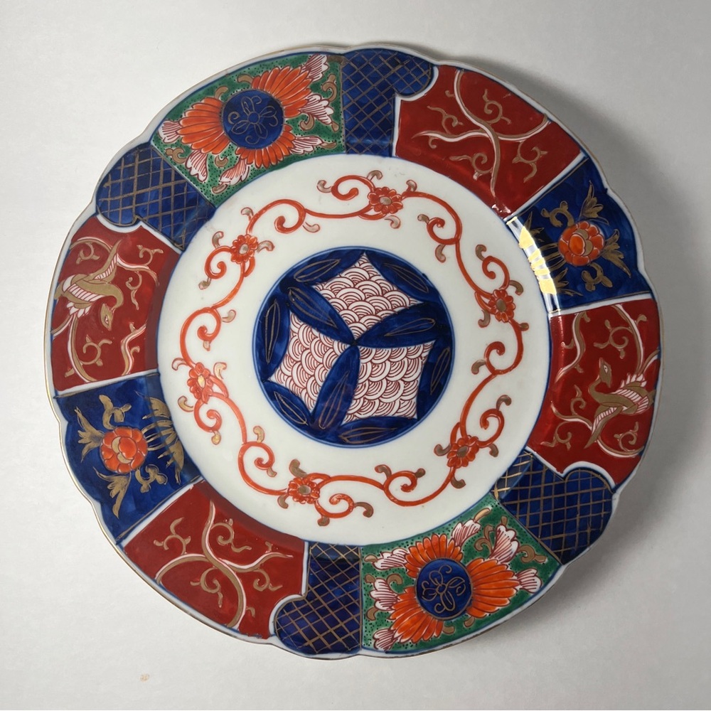 Japanese Arita Imari Scalloped Rim Porcelain Plate 9.5”